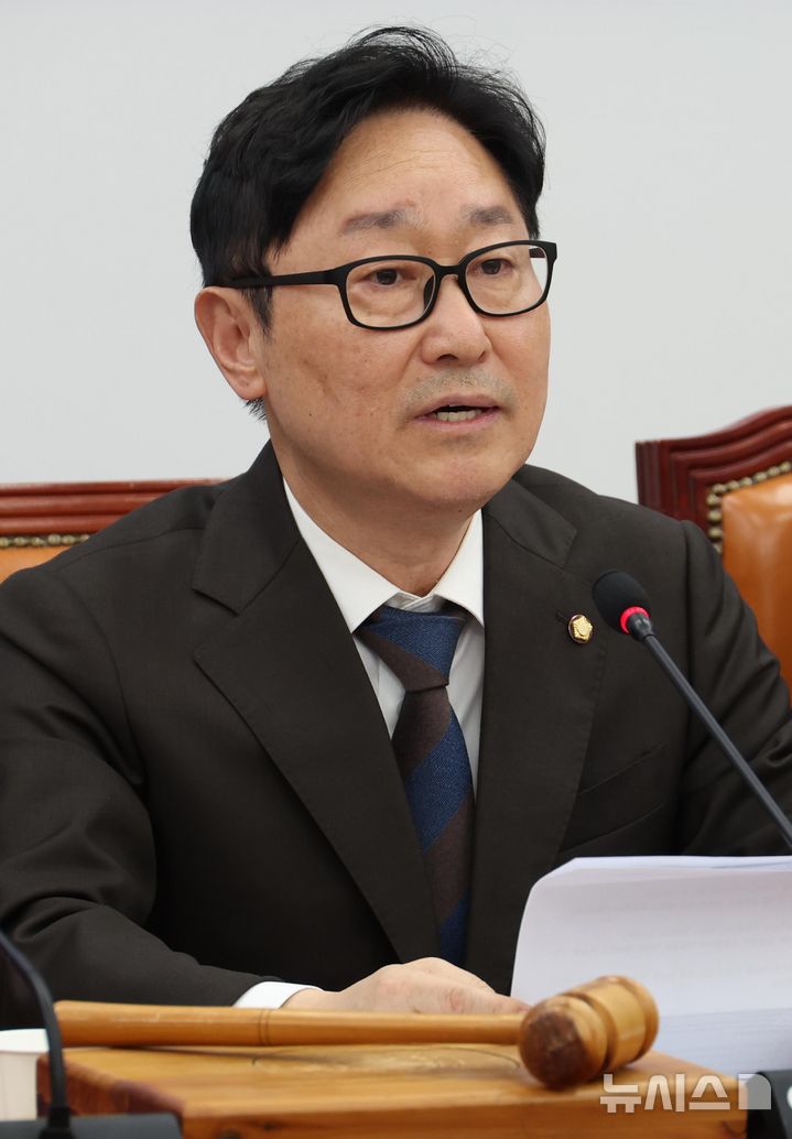 [서울=뉴시스] 조성봉 기자 = 박범계 더불어민주당 중앙선거관리위원장이 지난 4월 14일 오후 서울 여의도 국회에서 열린 제21대 대통령선거 후보자 선출을 위한 제1차 중앙당선거관리위원회의에서 발언을 하고 있다. 2025.04.14. suncho21@newsis.com