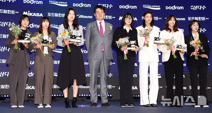 [서울=뉴시스] 추상철 기자 = 14일 오후 서울 서대문구 스위스 그랜드 호텔에서 열린 '2024-2025 V리그 시상식', 조원태 한국배구연맹 총재가 여자부 20주년 BEST7에 선정된 선수들과 기념촬영을 하고 있다. 왼쪽부터 리베로 임명옥, 세터 이효희, 미들블로커 양효진, 조원태 총재, 미들블로커 정대영, 아웃사이드 히터 김연경, 한송이, 아포짓스파이커 황연주. 2025.04.14. scchoo@newsis.com