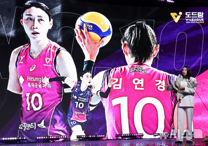 [서울=뉴시스] 추상철 기자 = 14일 오후 서울 서대문구 스위스 그랜드 호텔에서 열린 '2024-2025 V리그 시상식', 여자부 정규리그 MVP에 선정된 흥국생명 김연경이 질문에 답변하고 있다. 2025.04.14. scchoo@newsis.com