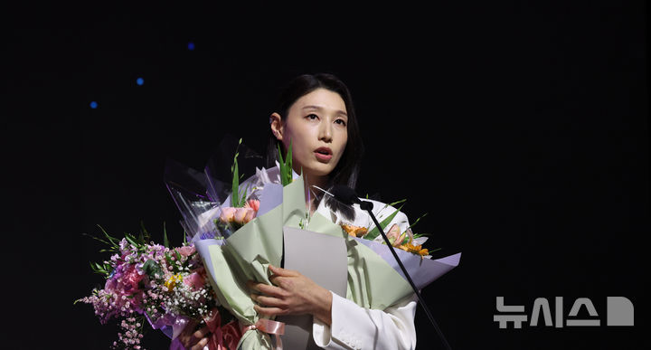[서울=뉴시스] 추상철 기자 = 14일 오후 서울 서대문구 스위스 그랜드 호텔에서 열린 '2024-2025 V리그 시상식', 여자부 정규리그 MVP에 선정된 흥국생명 김연경이 소감을 밝히고 있다. 2025.04.14. scchoo@newsis.com