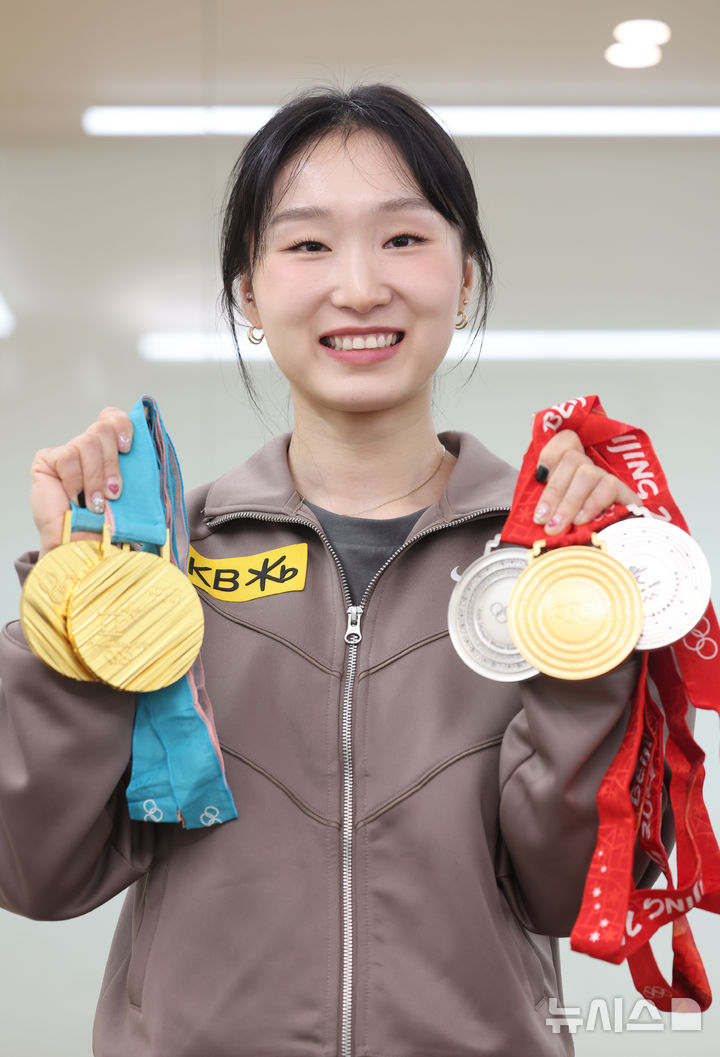 [서울=뉴시스] 김금보 기자 = 쇼트트랙 간판 최민정이 14일 서울 강남구 올댓스포츠에서 뉴시스와 인터뷰에 앞서 올림픽 메달을 들고 촬영하고 있다. 2025.04.15. kgb@newsis.com