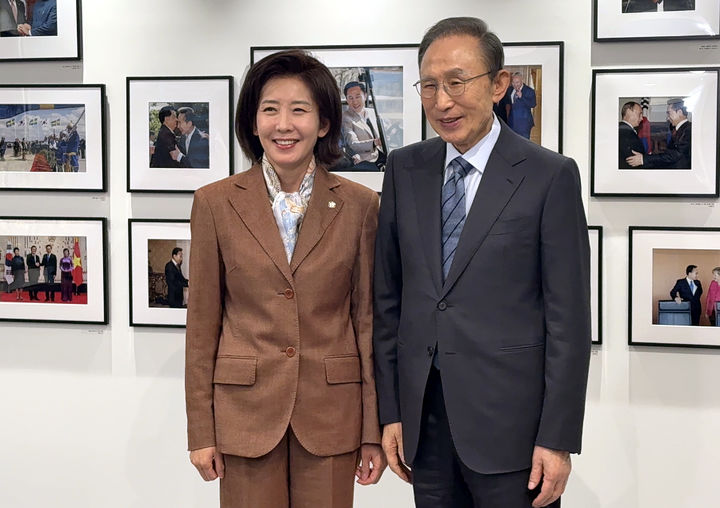 [서울=뉴시스] 조성봉 기자 = 대선 출마를 선언한 나경원 국민의힘 의원이 14일 오후 서울 서초구 이명박 재단을 찾아 이명박 전 대통령을 예방하며 기념촬영을 하고 있다.(사진=나경원 캠프 제공) 2025.04.14. photo@newsis.com *재판매 및 DB 금지