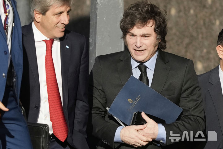 [부에노스아이레스=AP/뉴시스] 하비에르 밀레이(오른쪽) 아르헨티나 대통령과 루이스 카푸토 경제부 장관이 4월14일 부에노스아이레스에서 스콧 베선트 미국 재무장관과 회담 후 경제부 건물로 들어서고 있다. 밀레이 대통령은 이 자리에서 도널드 트럼프 미 행정부의 관세 정책을 옹호하는 입장을 밝혔다. 2025.08.28.