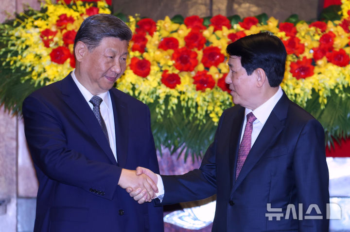 [하노이=AP/뉴시스] 시진핑(왼쪽) 중국 국가주석이 15일(현지 시간) 베트남 하노이 주석궁에서 르엉끄엉 베트남 국가주석과 악수하고 있다. 2025.04.16.