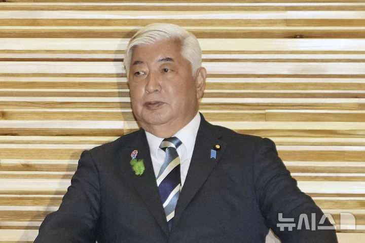 [도쿄=AP/뉴시스] 일본 자위대 함정 2척이 오는 19일부터 22일까지 중국군의 해외 거점이라는 의혹에 휩싸인 캄보디아 레암 기지에 입항한다. 나카타니 겐 일본 방위상은 15일 도쿄에서 열린 기자회견에서 이번 입항과 관련해 설명하고 있다. 2025.04.16