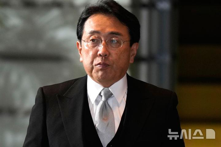 [도쿄=AP/뉴시스]미국과의 관세 협상을 담당하고 있는 아카자와 료세이(赤沢亮正) 경제재정·재생상이 협상이 아직 오리무중이라면서도 주요 7개국(G7) 정상회의를 계기로 한 합의를 염두하며 계속 협의하겠다고 했다. 사진은 지난해 10월 1일 아카자와 재생상이 도쿄 총리 관저에 들어서고 있다. 2025.06.10.