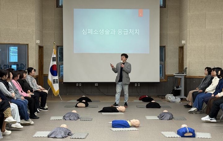 [보령=뉴시스] 보령시어린이집연합회 주최 관내 보육 교직원 대상 심폐소생술 교육. (사진=보령시청 제공) *재판매 및 DB 금지