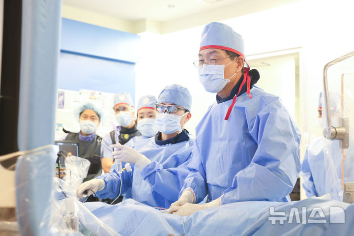 [서울=뉴시스]삼성서울병원은 지난 14일 국내에서 처음으로 관상동맥 내 쇄석술을 시행했다고 밝혔다. 사진 오른쪽부터 권현철, 이주명 순환기내과 교수. (사진= 삼성서울병원 제공) 2025.04.15. photo@newsis.com. 