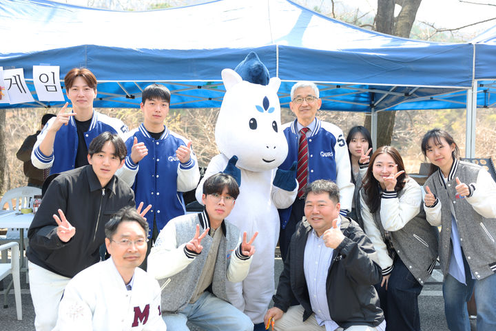 명지대가 자연캠퍼스 벚꽃길에서 '2025학년도 자연캠퍼스 벚꽃축제'를 개최했다. (사진=명지대 제공) *재판매 및 DB 금지