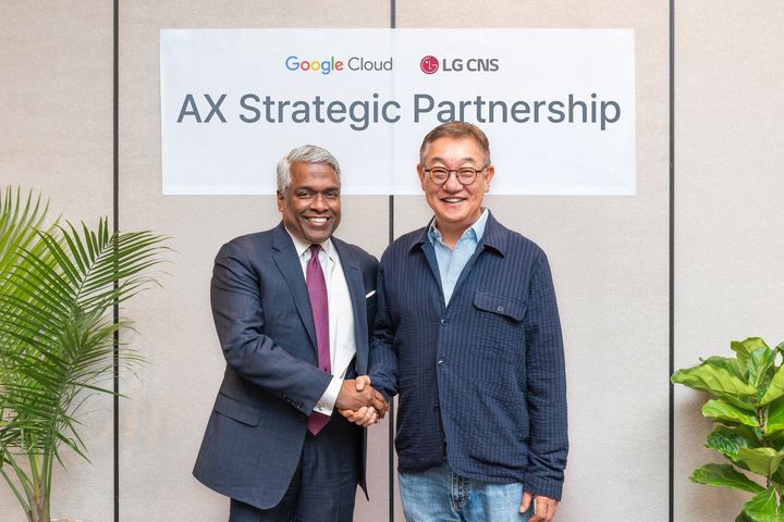 (왼쪽부터) 구글 클라우드 CEO 토마스 쿠리안과 LG CNS CEO 현신균 사장이 아태 및 미주 지역에서의 클라우드 기반 AX 사업 다각화에 대해 논의한 뒤 기념촬영을 하고 있다.(사진=LG CNS 제공) *재판매 및 DB 금지