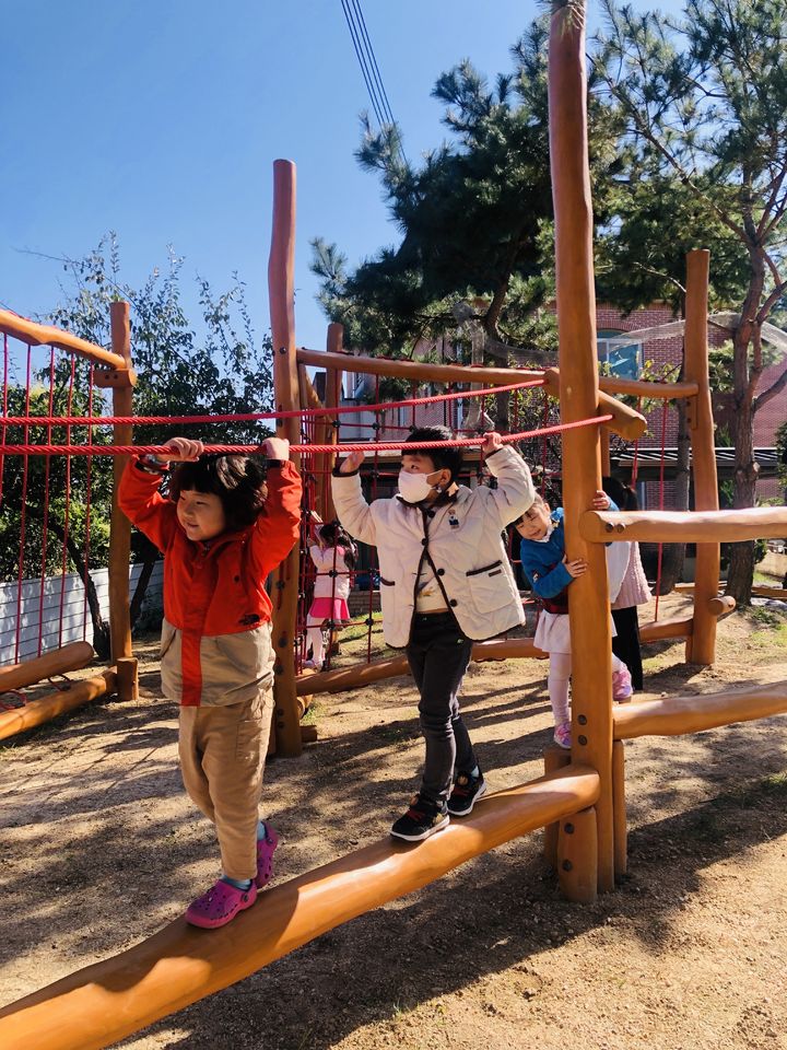 [안동=뉴시스] 놀이친화적 환경개선 사업이 끝난 구미의 한 유치원. (사진=경북교육청 제공) 2025.04.15. photo@newsis.com *재판매 및 DB 금지