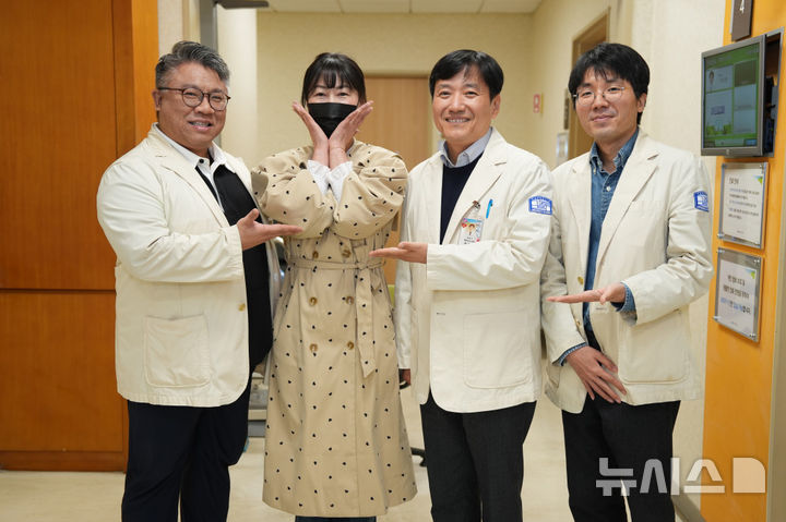 [서울=뉴시스]가톨릭대학교 서울성모병원은 면역항암제 중 하나인 CAR-T 세포치료제를 전신성 홍반 루푸스 환자에 국내에서 처음으로 투여하는 임상 연구를 시작했다. 왼쪽부터 혈액내과 윤재호 교수, 루푸스 환자, 류마티스내과 주지현 교수, 류마티스내과 이봉우 교수. (사진= 서울성모병원 제공) 2025.04.15. photo@newsis.com.