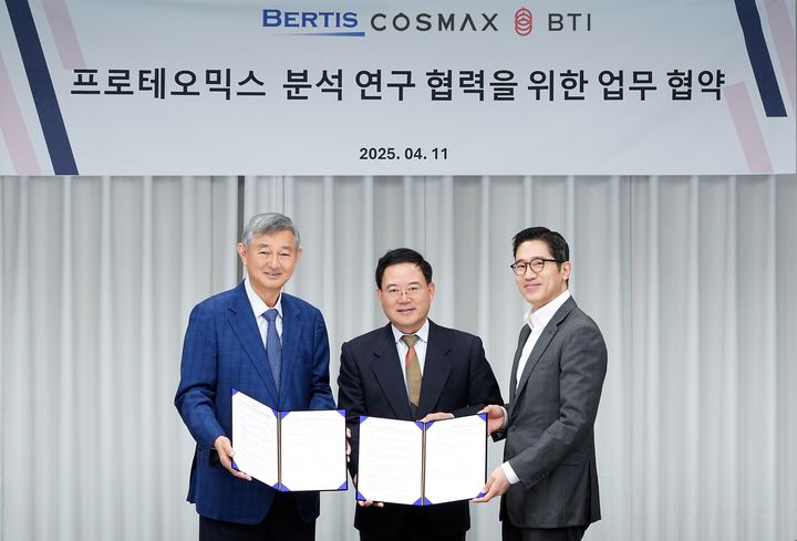 지난 11일 경기도 성남시 코스맥스 사옥에서 열린 업무 협약식에서 (왼쪽부터) 이경수 코스맥스그룹 회장, 노동영 베르티스 공동 대표, 한승만 베르티스 공동 대표가 기념촬영을 하고 있다. (사진=코스맥스 제공) *재판매 및 DB 금지
