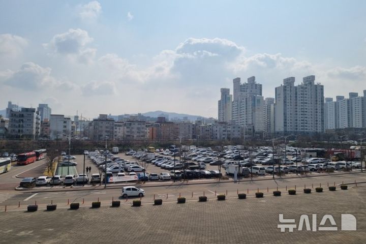 [인천=뉴시스] 인천 서구 아시아드주경기장 주차장 전경. (사진=인천시설공단 제공) 2025.04.15. photo@newsis.com *재판매 및 DB 금지
