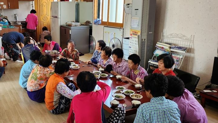 나주시가 농번기에 지원하는 마을공동급식 사업을 통해 옹기종기 모여 식사하는 어르신들. (사진=나주시 제공) photo@newsis.com *재판매 및 DB 금지