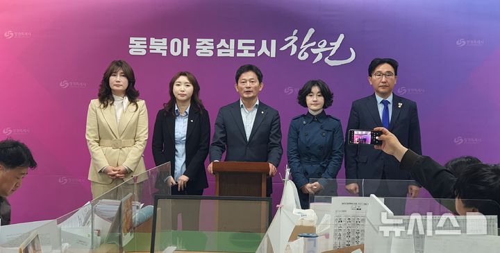 [창원=뉴시스] 강경국 기자 = 더불어민주당 경남 창원시의원단이 15일 창원시청 프레스센터에서 조명래 제2부시장 등 임명직 공무원들의 사퇴를 촉구하는 기자회견을 갖고 있다. 2025.04.15. kgkang@newsis.com