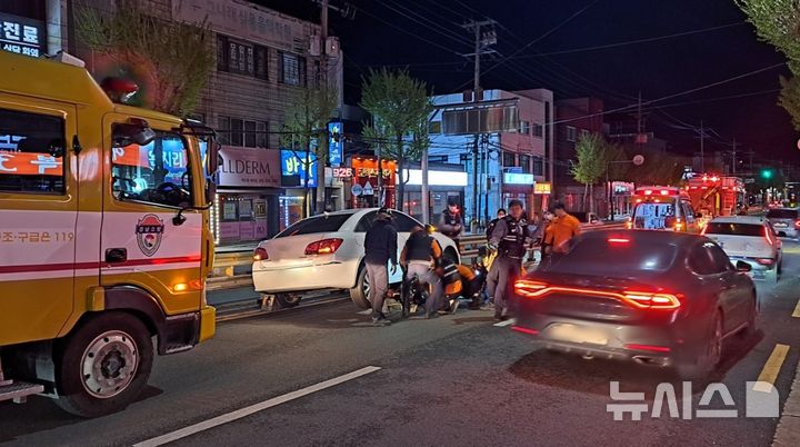 [김해=뉴시스] 14일 오후 9시50분께 경남 김해시 도로에서 전동킥보드 교통사고로 10대 운전자가 숨졌다. (사진=독자 제공) 2025.04.15. photo@newsis.com