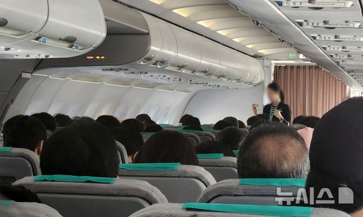 [제주=뉴시스] 15일 오전 제주국제공항 유도장에서 비상 탈출 슬라이드가 개방된 에어서울 항공기에서 승무원이 안내하고 있다. (사진=독자 제공) 2025.04.15. photo@newsis.com
