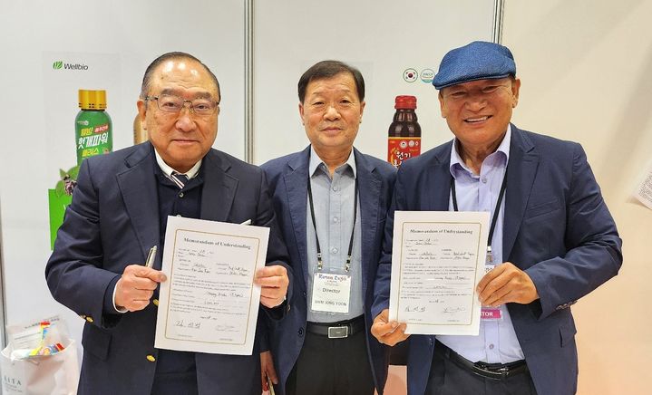 일본 바이어와 계약하는 바이오텍 김선범(오른쪽) 대표 *재판매 및 DB 금지