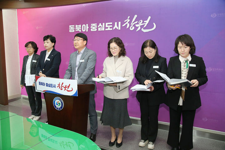 [창원=뉴시스] 서호관 경남 창원시 복지여성보건국장이 15일 창원시청 프레스센터에서 미혼남녀 인연만들기 행사인 '설렌데이' 개최와 관련해 브리핑을 하고 있다. (사진=창원시청 제공) 2025.04.15. photo@newsis.com *재판매 및 DB 금지