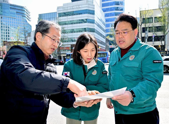 [서울=뉴시스] 시청역 8번 출구 땅꺼짐 신고 현장 점검중인 최호정 의장. 2025.04.15 (사진 제공=서울시의회) photo@newsis.com *재판매 및 DB 금지