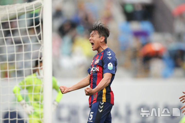 [서울=뉴시스]K리그1 수원FC 이현용, 8라운드 MVP. (사진=한국프로축구연맹 제공)
