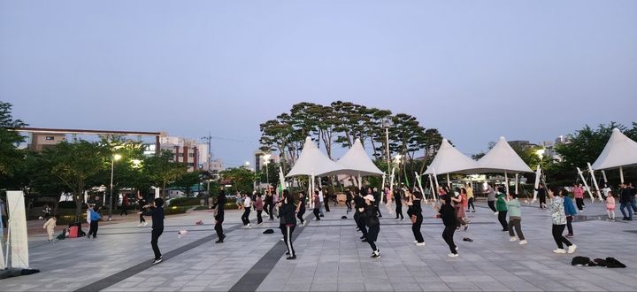 [서산=뉴시스] 지난해 서산시가 중앙호수공원에서 운영한 야간체조광장 참여 시민들이 쉽고 따라하기 쉬운 동작을 하고 있다. (사진=서산시 제공) 2025.04.15. photo@newsis.com *재판매 및 DB 금지