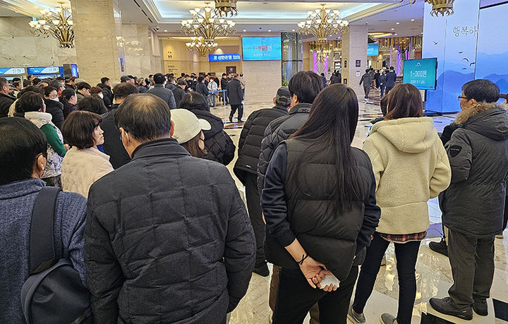 강원랜드 카지노에 입장하기 위해 순서를 기다리고 있는 고객들 모습. 수요보다 공급이 턱없이 부족한 강원랜드는 매일 ARS 예약시스템으로 입장순서를 정하고 있다. (사진=뉴시스) *재판매 및 DB 금지