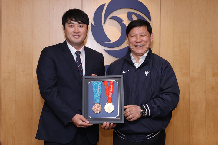 [서울=뉴시스] 2008년 베이징 올림픽 금메달과 2000년 시드니 올림픽 동메달을 기증한 정대현 삼성 라이온즈 코치. (사진 = KBO 제공) *재판매 및 DB 금지
