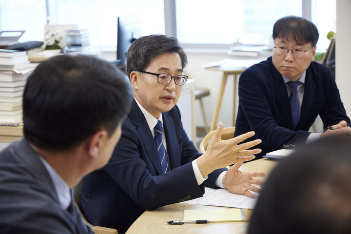 [수원=뉴시스] 15일 오전 경기도청 집무실에서 열린 자동차 부품업계 관세 대응을 위한 후속조치 점검회의에서 김동연 지사가 추가 대응 방안 논의를 하고 있다. (사진=경기도 제공) 2025.04.15. photo@newsis.com *재판매 및 DB 금지