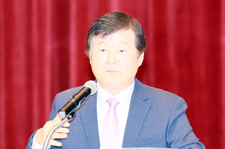 황영식 신임 사장이 14일 원주 코미르 본사 강당에서 임직원들이 참석한 가운데 취임사를 하고 있다..(사진=코미르 제공) *재판매 및 DB 금지
