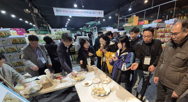 [세종=뉴시스] 농촌진흥청은 지난 14일 서울 송파구 가락도매시장 경매장에서 '금선' 첫 거래를 기념하는 초매식을 열고, 해당 품종의 우수성을 알리는 행사를 개최했다고 15일 밝혔다. (사진=농진청 제공) 2025.04.15. photo@newsis.com *재판매 및 DB 금지