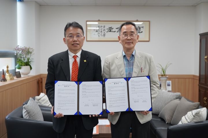 동국대 불교대학이 아동권리보장원과 업무협약을 체결했다. 사진은 아동권리보장원 정익중 원장(왼쪽), 동국대학교 불교대학(원)장 우제선 교수. (사진=동국대 제공) *재판매 및 DB 금지