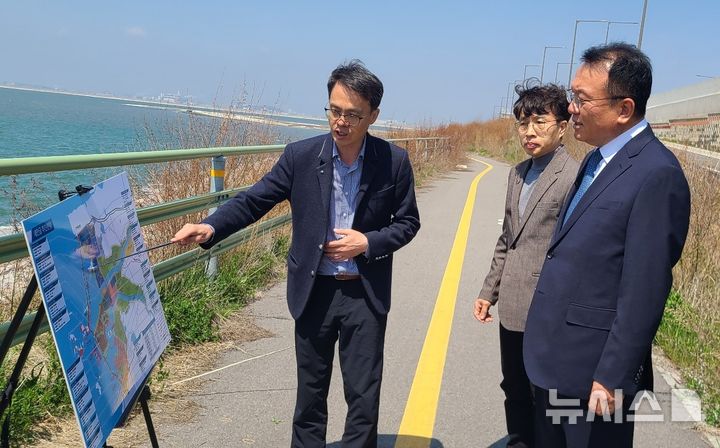[전북=뉴시스] 전북개발공사 김대근 신임 사장(오른쪽)이 15일 새만금 사업현장에서 업무보고를 받고 있다. 2025.04.15 *재판매 및 DB 금지