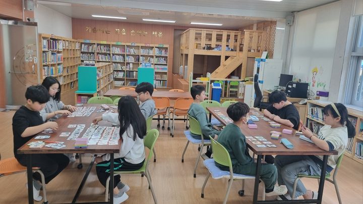 [무안=뉴시스] 15일 전남 고흥 백양초에서 열린 2025 초·중 찾아가는 진로교육. (사진 = 전남교육청 제공). 2025.04.15. photo@newsis.com *재판매 및 DB 금지