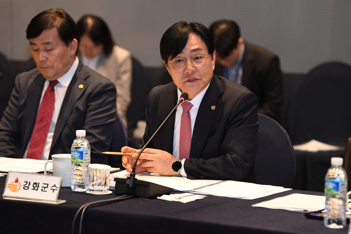 [인천=뉴시스] 국립고려박물관에 대해 설명하는 박용철 군수. (사진=강화군 제공) 2025.04.15. photo@newsis.com *재판매 및 DB 금지