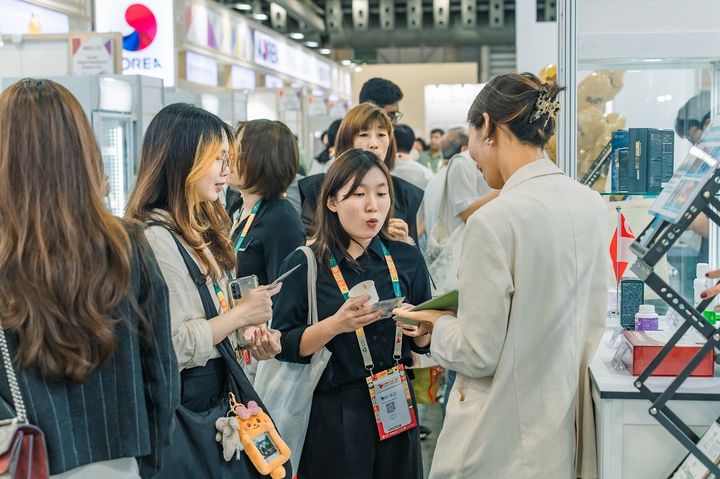 [세종=뉴시스] 농림축산식품부와 한국농수산식품유통공사(aT)는 지난 8일부터 11일까지 열린 '2025 싱가포르 국제식품박람회'(FHA Food&Beverage)에 통합한국관으로 참가해 약 4600만 달러(약 653억원)의 수출 상담실적을 달성했다고 15일 밝혔다. (사진=aT 제공) 2025.04.15. photo@newsis.com *재판매 및 DB 금지