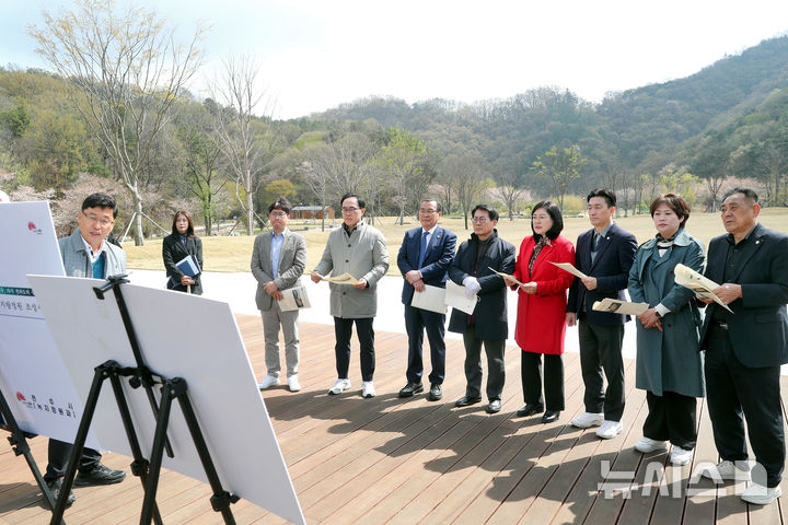 [전주=뉴시스]윤난슬 기자 = 전북 전주시의회 복지환경위원회가 15일 전주 우아동 일원에서 진행 중인 지방정원 조성사업 현장을 찾아 추진 사항을 듣고 있다.2025.04.15.(사진=전주시의회 제공) 