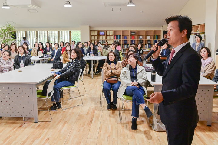 [진주=뉴시스] 경남중등여교장 학교경영연구회 회원 70여명이 15일 '진주 K-기업가정신센터'를 방문했다. (사진=진주시 제공) 2025.04.15. photo@newsis.com *재판매 및 DB 금지