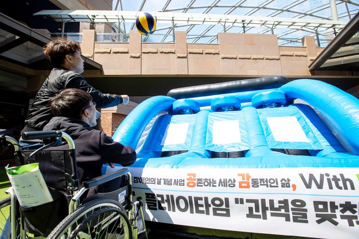 [서울=뉴시스] 호반그룹의 호반프라퍼티가 15일 수원시광교장애인주간보호시설 주최로 열린 '제45회 장애인의 날 기념행사' 장소로 아브뉴프랑 광교 중앙광장을 무료로 제공했다. (사진=호반 제공) 2025.04.15. photo@newsis.com *재판매 및 DB 금지