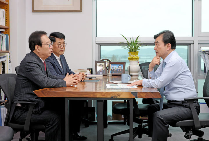 [괴산=뉴시스] 14일 국회를 찾은 송인헌 충북 괴산군수(왼쪽)가 안규백 의원(오른쪽)에게 지역 핵심 현안사업에 대한 설명을 하고 있다. (사진=괴산군 제공) 2025.4.15. photo@newsis.com *재판매 및 DB 금지