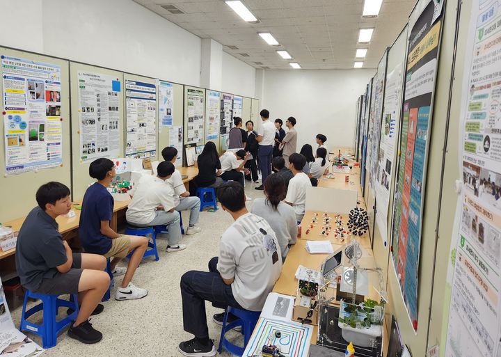 [진주=뉴시스] 경남과학교육원은 과학 활동에 흥미를 가진 초등~고등학교 동아리를 대상으로 올해 과학동아리활동 지원사업에 100팀을 선정해 팀당 100만원의 운영 지원금을 지원한다고 15일 밝혔다. (사진=경남과학교육원 제공) 2025.04.15. photo@newsis.com  *재판매 및 DB 금지