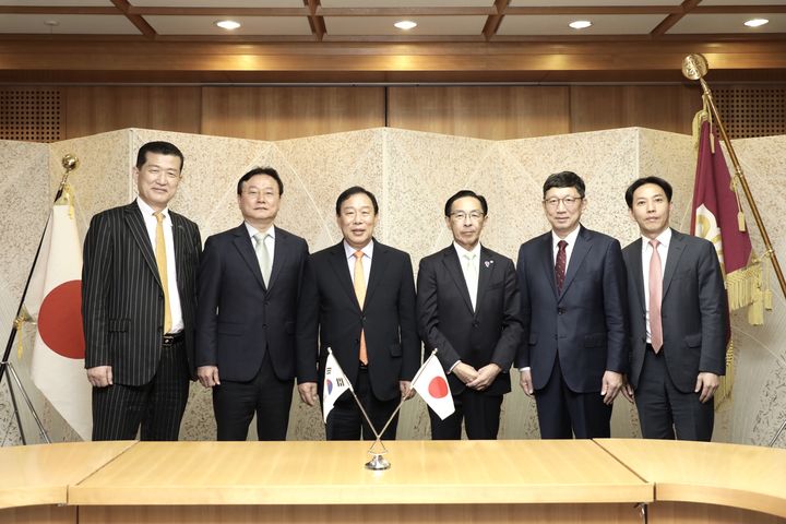 [세종=뉴시스] (왼쪽)홍만표 세종시 해외협력관, 이호식 국제관계대사, 최민호 시장, 니시와키 타카토시 교토부 지사, 박영국 세종시문화관광재단 대표이사, 정진기 대외협력담당관이 기념 사진을 찍고 있다.(사진=세종시 제공).2025.04.15. photo@newsis.com *재판매 및 DB 금지