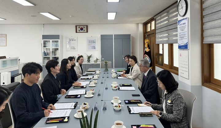 [창원=뉴시스] 14일 박종훈(오른쪽) 경남교육감이 창원대암고등학교를 방문해 전면 시행 중인 고교학점제 운영에 대한 학교 현장의 의견을 청취하고 있다. (사진=경남교육청 제공) 2025.04.15. photo@newsis.com *재판매 및 DB 금지