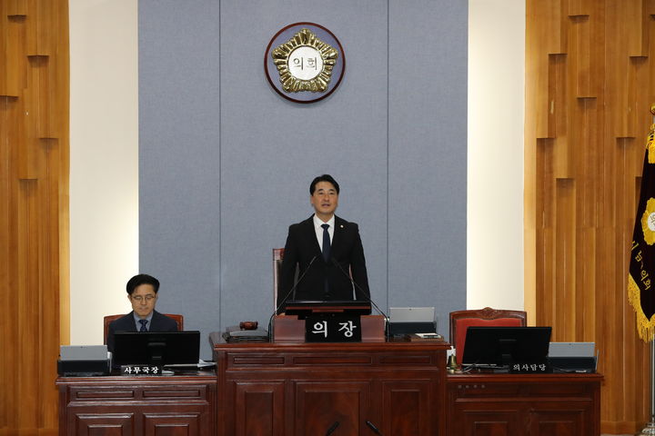 [울산=뉴시스] 15일 울산 남구의회 의사당 5층 본회의장에서 제269회 임시회 제1차 본회의가 개최된 가운데 이상기 의장이 개회사를 하고 있다. (사진=울산 남구의회 제공) 2025.04.15. photo@newsis.com *재판매 및 DB 금지