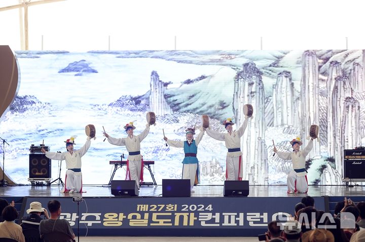 [광주(경기)=뉴시스] 광주시립광지원농악단 공연모습 (사진=광주시 제공) 2025.04.15.photo@newsis.com