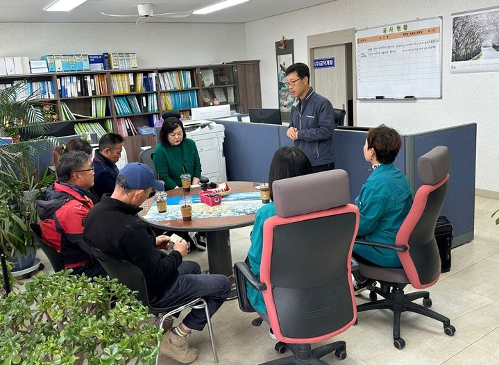 [거창=뉴시스] 거창군 민간 사업체 대상 중대재해 예방 컨설팅. (사진=거창군 제공) 2025.04.15. photo@newsis.com  *재판매 및 DB 금지