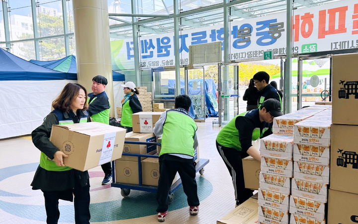 [서울=뉴시스] 서대문구 구호 물품 전달. 2025.04.15. (사진=서대문구 제공) *재판매 및 DB 금지