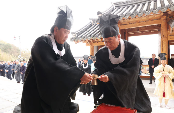 [함양=뉴시스] 최치원선생 춘향례. (사진=함양군 제공) 2025.04.15. photo@newsis.com  *재판매 및 DB 금지