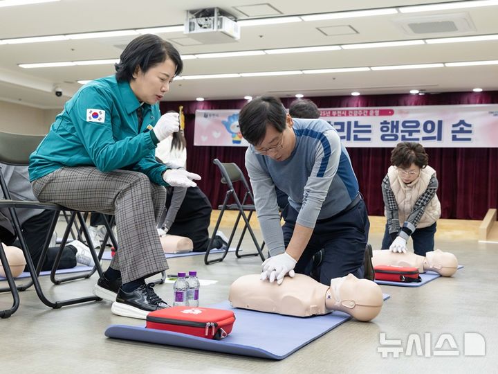 [부천=뉴시스] 정일형 기자 = 김병전 부천시의회 의장이 응급상황 대비 심폐소생술 교육을 받고 있다. (사지은 붠시의회 제공)